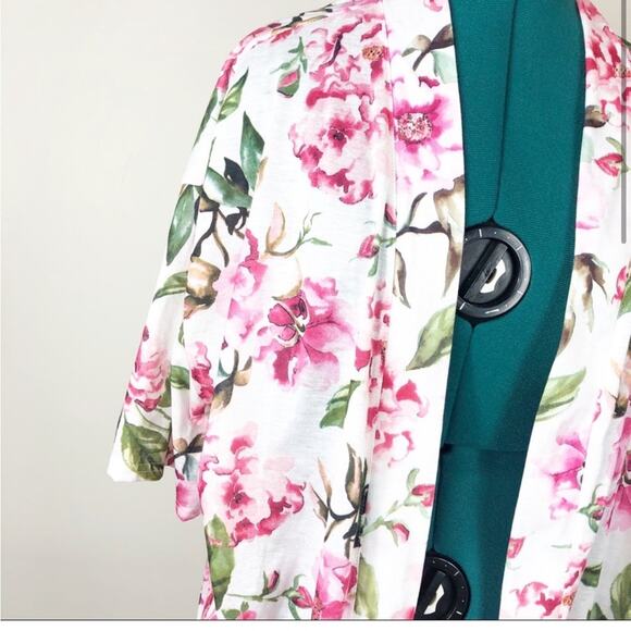 Show me your mumu Brie robe in white and pink floral print - Picture 2 of 8